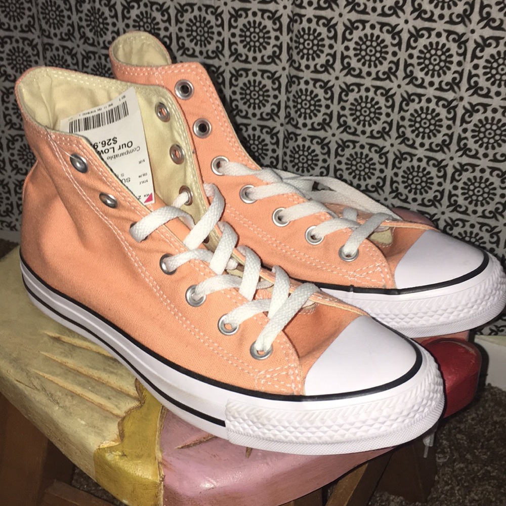 NWOT Cute High Top Converse!